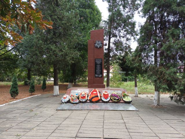 Братская могила в парке.jpg
