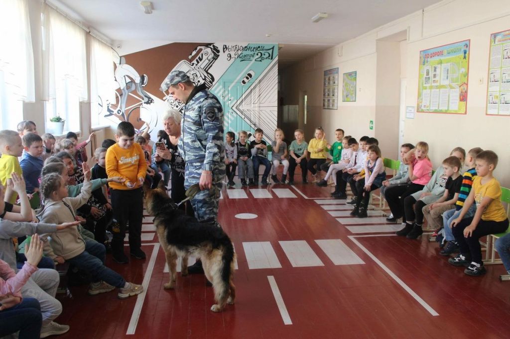 Первоклассников познакомили с работой полицейских-кинологов в Усть-Лабинске.jpg