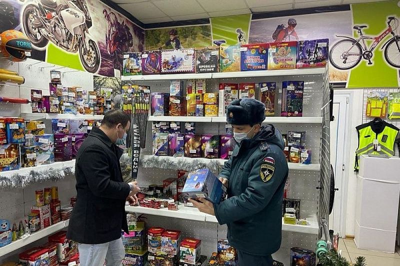 Сотрудники полиции провели рейд по местам продажи пиротехники в Усть-Лабинском районе Сотрудники полиции провели рейд по местам продажи пиротехники в Усть-Лабинском районе