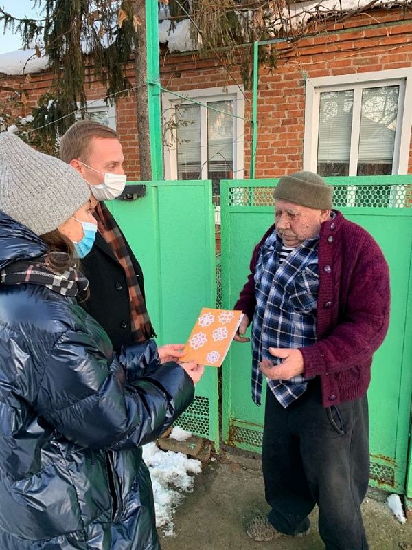 Усть-лабинские активисты поздравили ветеранов с наступающим Новым годом Усть-лабинские активисты поздравили ветеранов с наступающим Новым годом