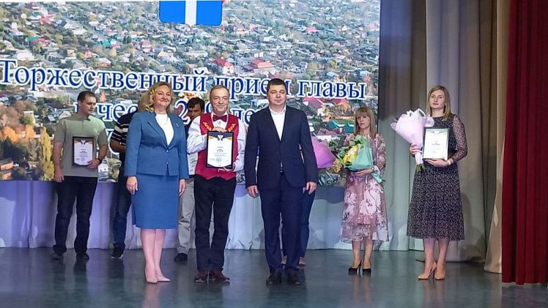 Церемония награждения жителей Усть-Лабинска прошла в городском Доме культуры. Церемония награждения жителей Усть-Лабинска прошла в городском Доме культуры.