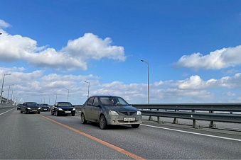 На Крымском мосту восстановлено движение по уцелевшей полосе На Крымском мосту восстановлено движение по уцелевшей полосе