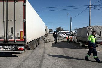 Из-за плохой погоды на Керченской переправе скопилась очередь из 1138 грузовиков Из-за плохой погоды на Керченской переправе скопилась очередь из 1138 грузовиков