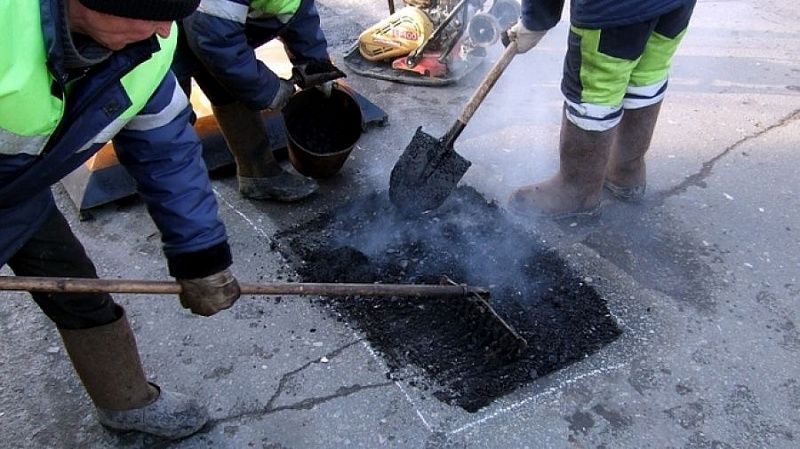 НА ДОРОГАХ ЛАТАЮТ ДЫРЫ НА ДОРОГАХ ЛАТАЮТ ДЫРЫ