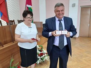 Новый Совет. Усть-Лабинских районных депутатов поздравили с избранием и вручили мандаты Новый Совет. Усть-Лабинских районных депутатов поздравили с избранием и вручили мандаты