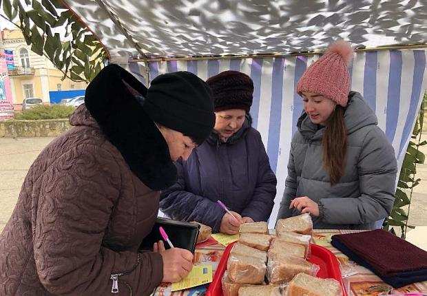 Раздача блокадного хлеба.jpg