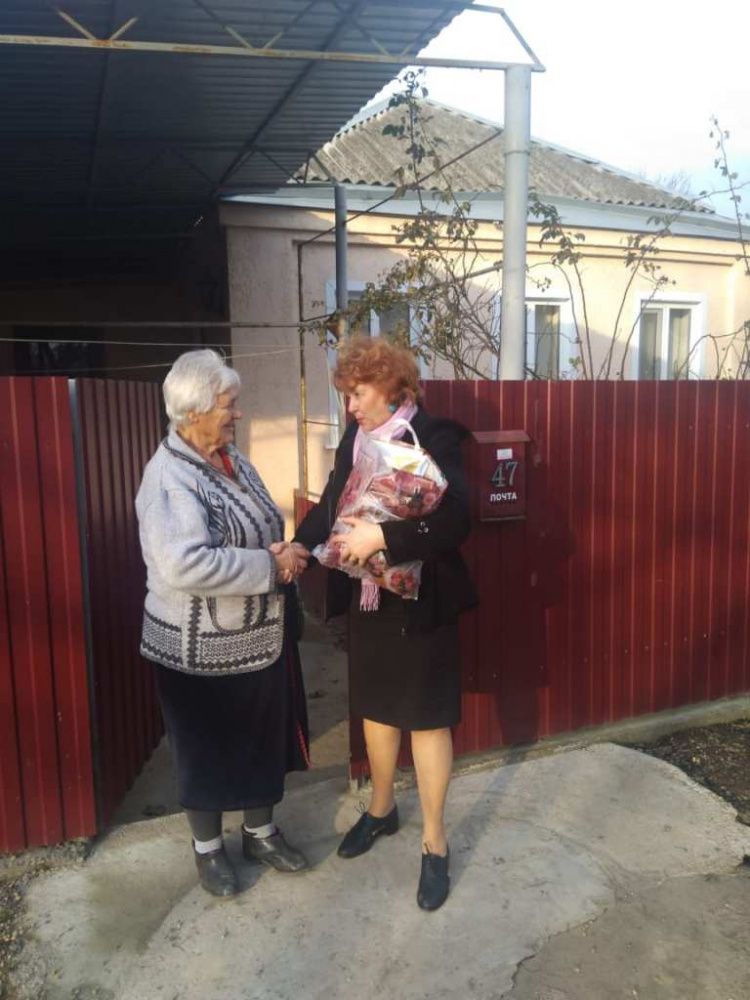 К бывшим узникам с подарками.jpg
