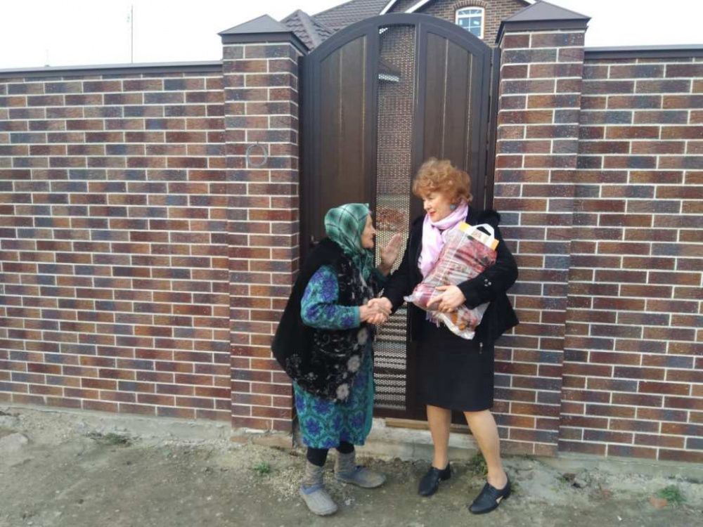 К узникам КЛ с подарками.jpg