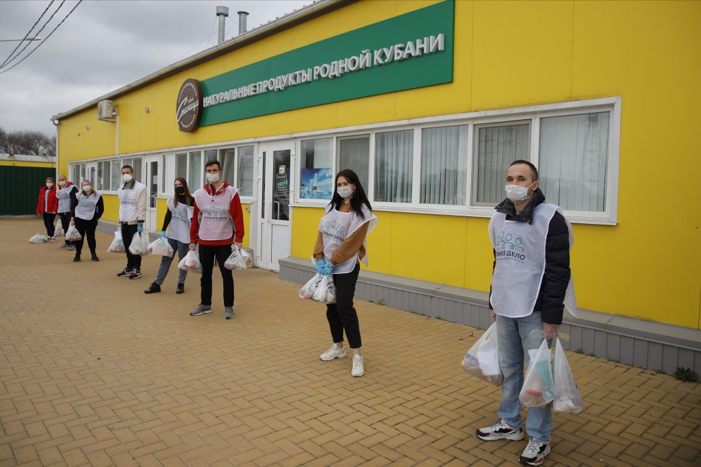 Волонтеры у магазина "Моя Станица"