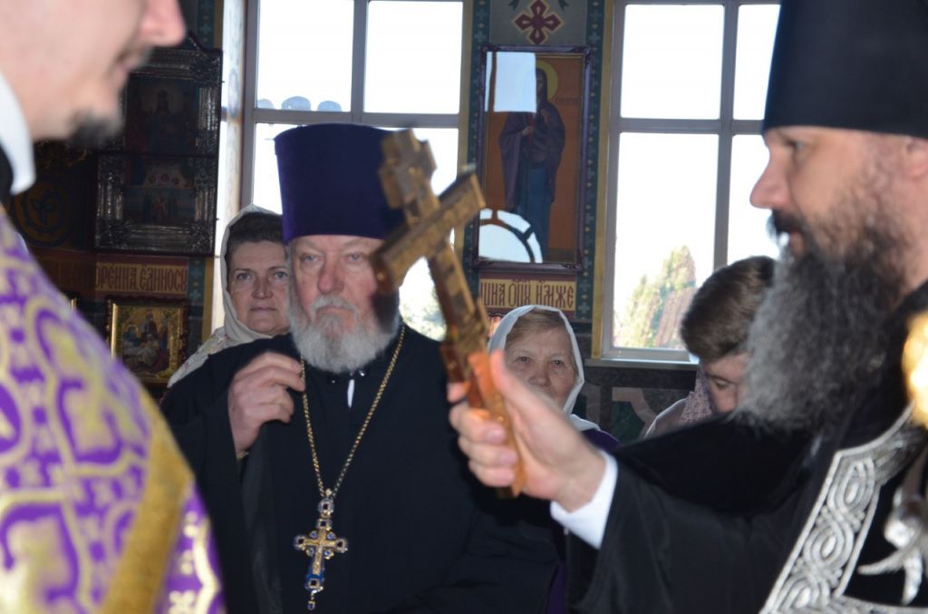 Епископ благославляет.jpg