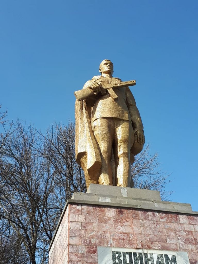 Памятник погибшим воинам-колхозникам на улице Пролетарской в Усть-Лабинске Памятник погибшим воинам-колхозникам на улице Пролетарской в Усть-Лабинске