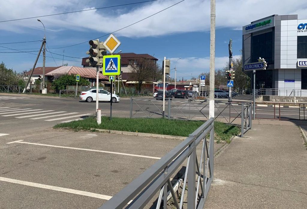Перекресток с ограждениями