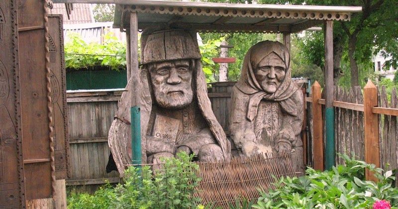 Скульптуры Бабушки и Дедушки в Усть-Лабинске