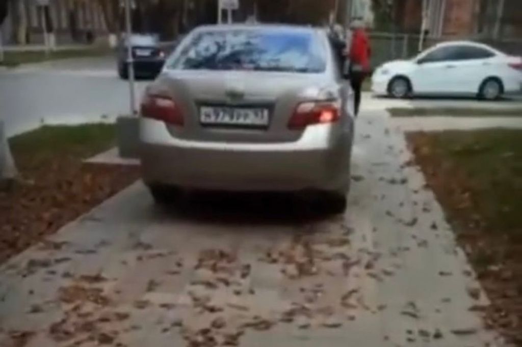 Нарушителя ПДД оштрафовали за езду по тротуару.