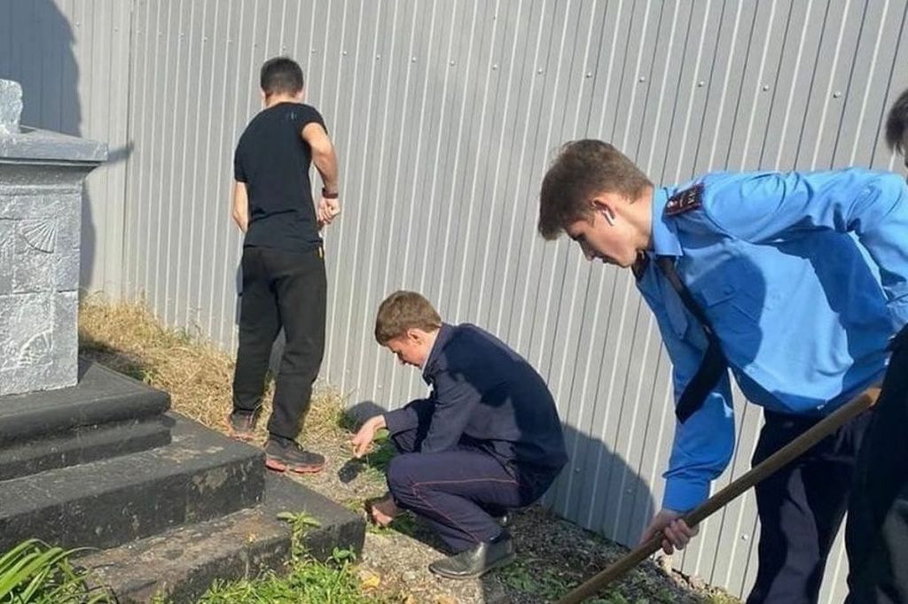 Уборка на территории памятника.
