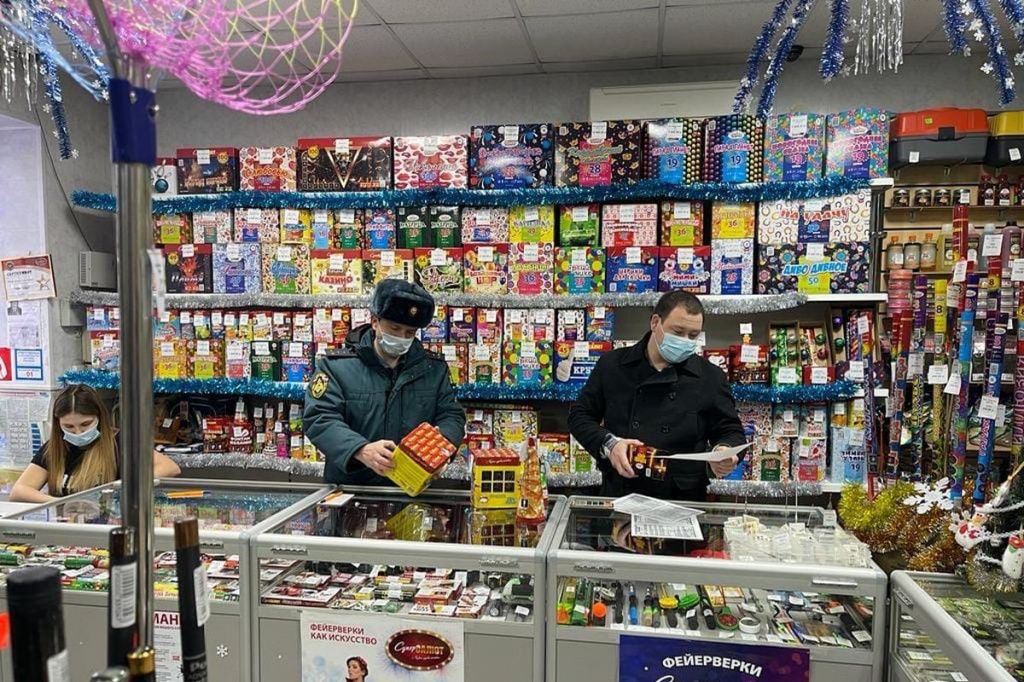Сотрудники полиции провели рейд по местам продажи пиротехники в Усть-Лабинском районе.