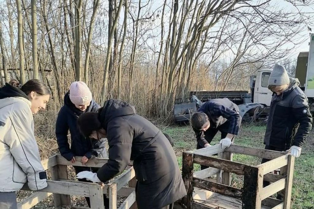 Будки для собак построили волонтеры в Усть-Лабинске.