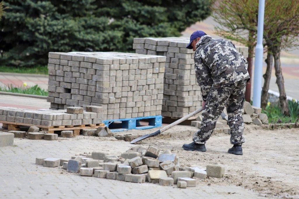 Плитку и тротуарные дорожки восстанавливают у фонтана в Усть-Лабинске.jpg