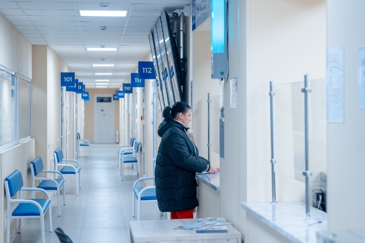 Женщина у окна регистратуры в поликлинике Усть-Лабинской ЦРБ