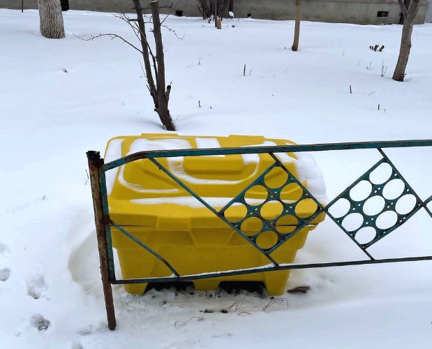 ящик с пескосоляной смесью возле многоквартирного дома в Усть-Лабинске
