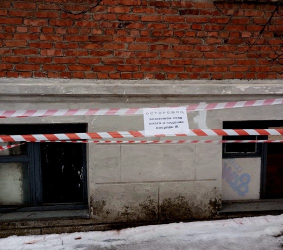 ограждение опасной зоны возле дома на улице Ленина в Усть-Лабинске