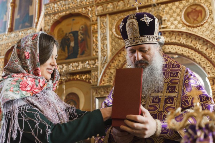 Галина Ратникова вручает подарок Владыке Савве