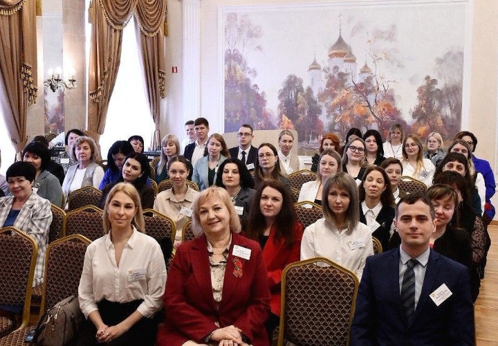Учителя Усть-Лабинского района (слева направо, первый ряд) - Мария Кликушина и Алефтина Гутманова