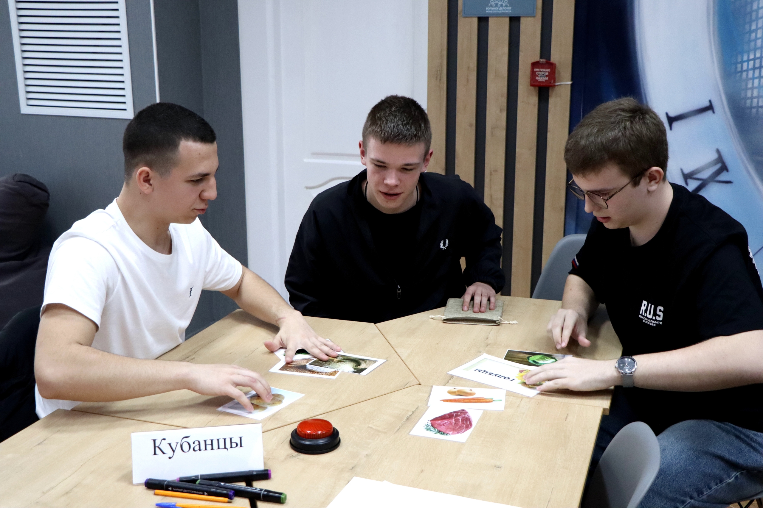 Участники интеллектуальной игры "Память казака". Команда "Кубанцы"