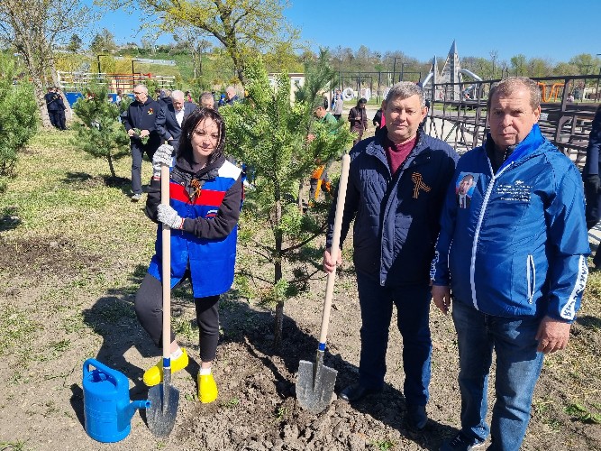 устьлабинцы высаживают Аллею Победы на озере Копытце