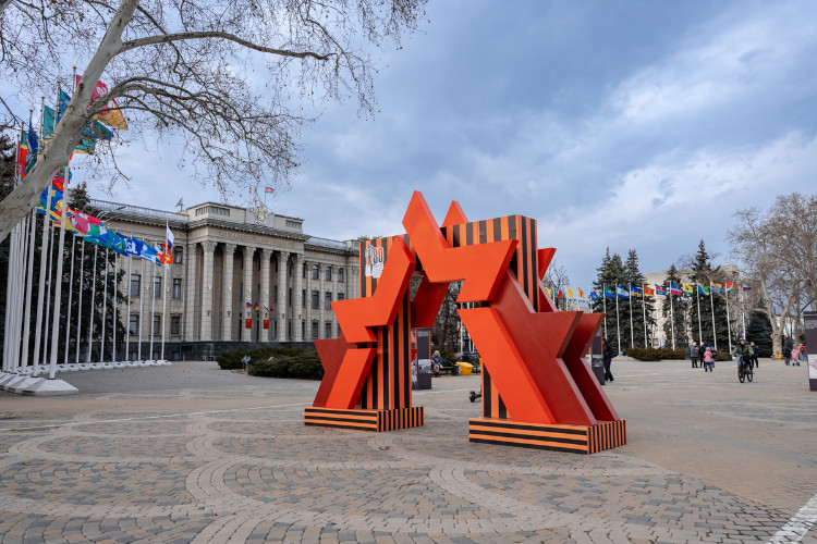 Памятная инсталляция на площади перед здание ЗСК
