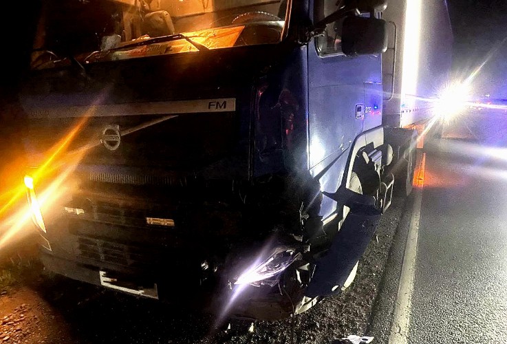 грузовой тягач Volvo на месте ДТП
