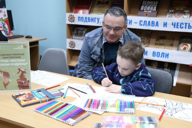 мальчик рисует картину для письма бойцу СВО