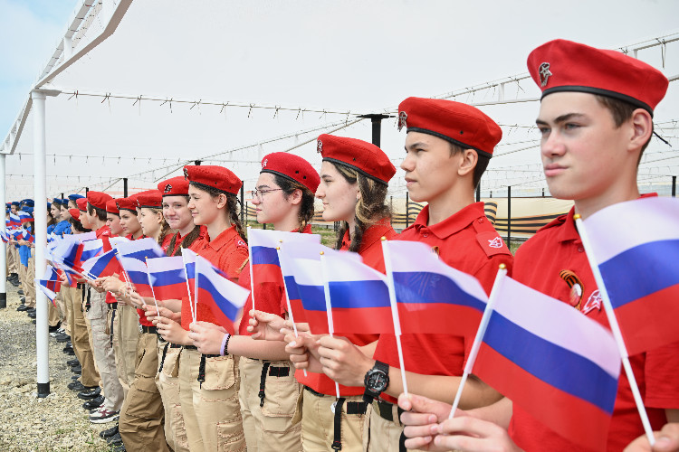 Церемония открытия памятной композиции «Щит Великой Победы» на глиссаде сочинского аэропорта