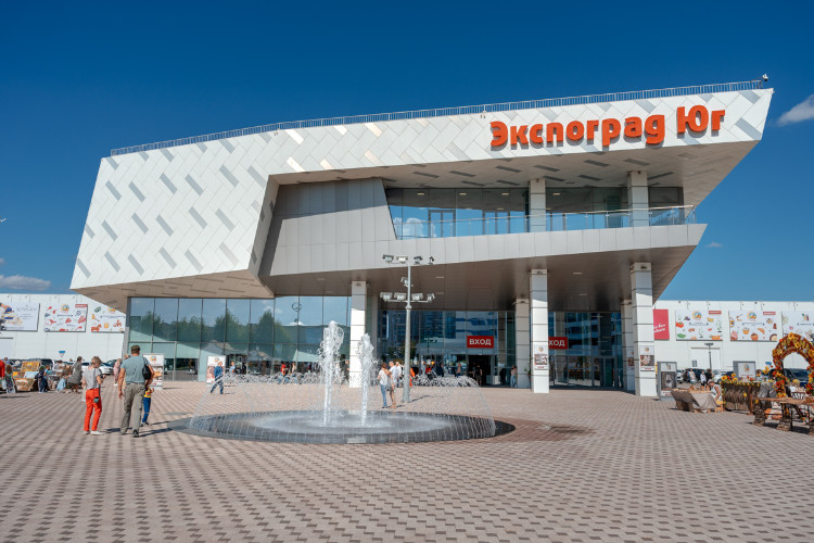 Центральный вход выставочно-конгрессного комплекса «Экспоград Юг»