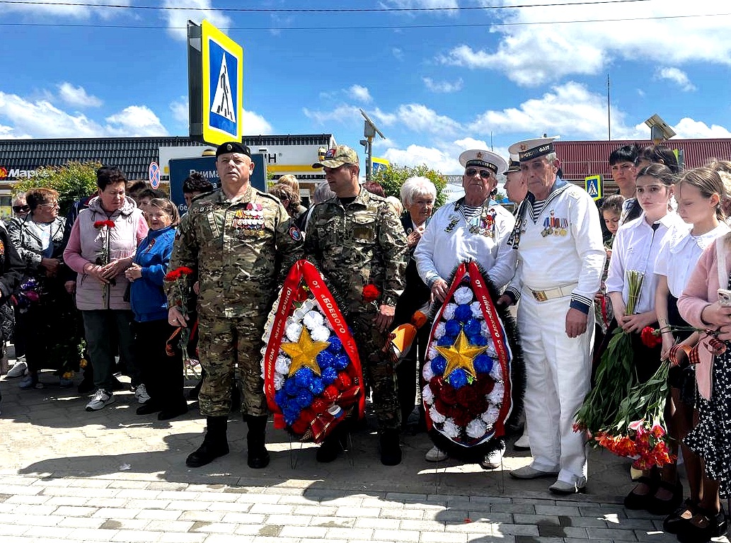 участники торжественного открытия памятника погибшим на СВО в станице Ладожской