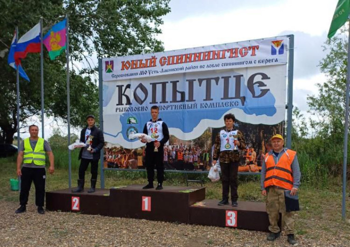 Победители юношеского турнира по ловле спиннингом с берега