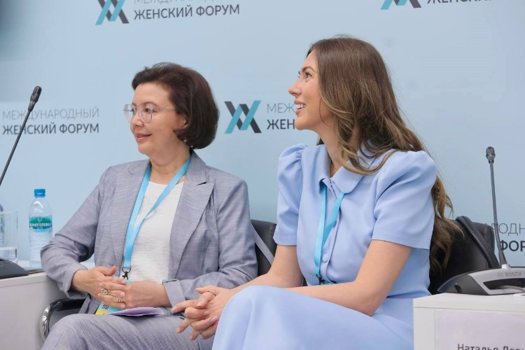 гендиректор Фонда "Вольное Дело-Юг" Галина Ратникова (справа) на III Международном женском форуме в Екатеринбурге