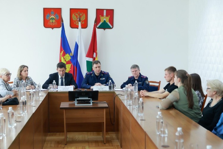 руководитель СУ СКР по Краснодарскому краю Андрей Маслов и глава Усть-Лабинского района Станислав Гайнюченко на приёме граждан в районной администрации