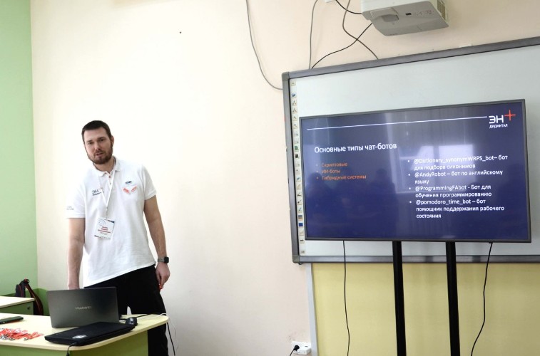 преподаватель сферы ИТ по программе "Профессионалитет" в кабинете УСПК