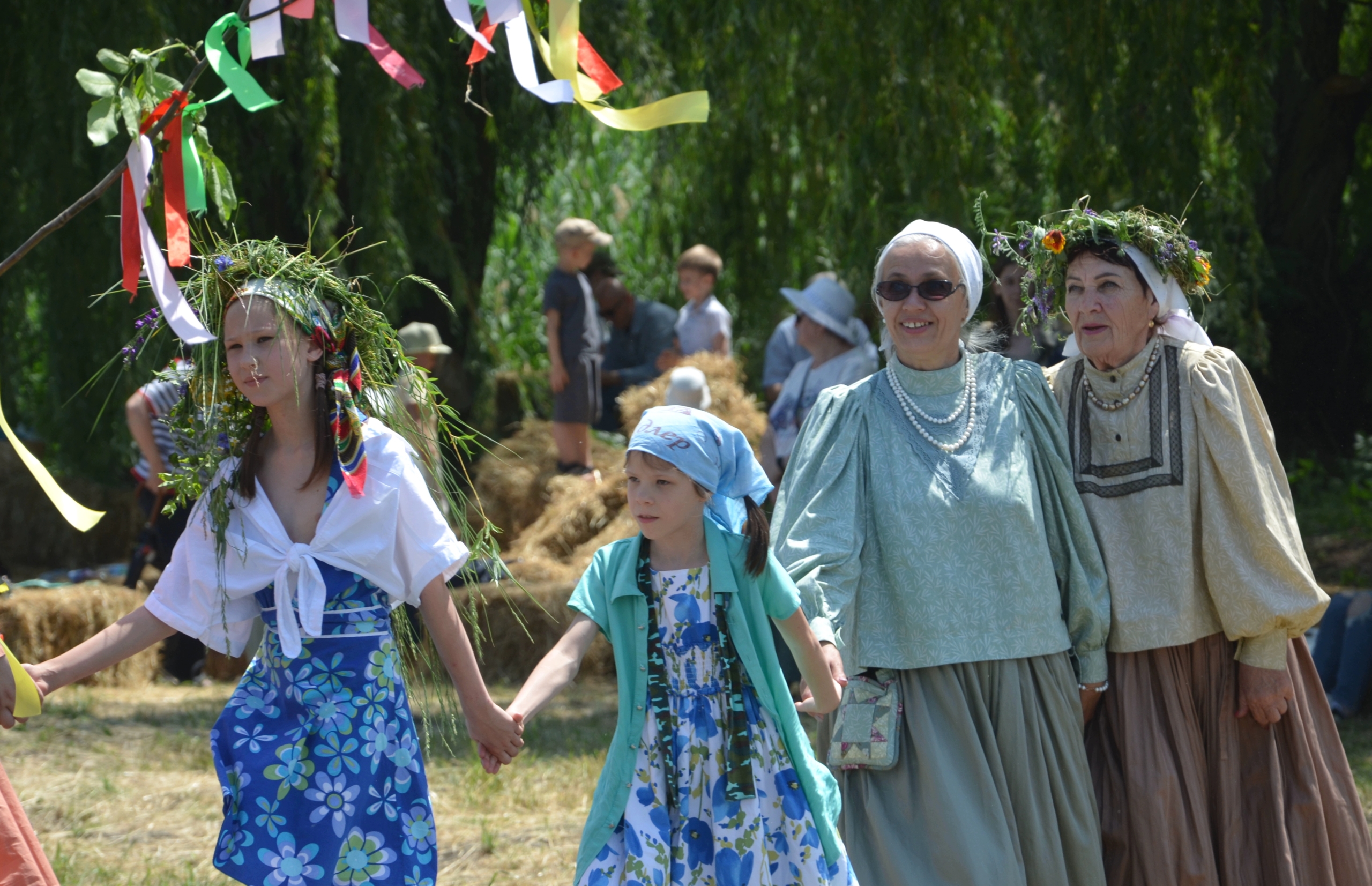 девочки и женщины в хороводе