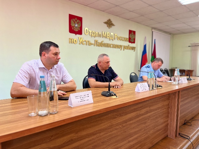 замглавы Усть-Лабинского района Алексей Чеверев, врио начальника ОМВД России по Усть-Лабинскому району Евгений Кузнецов и зампрокурора Усть-Лабинского района Александр Сурмило за столом в ОМВД России по Усть-Лабинскому району