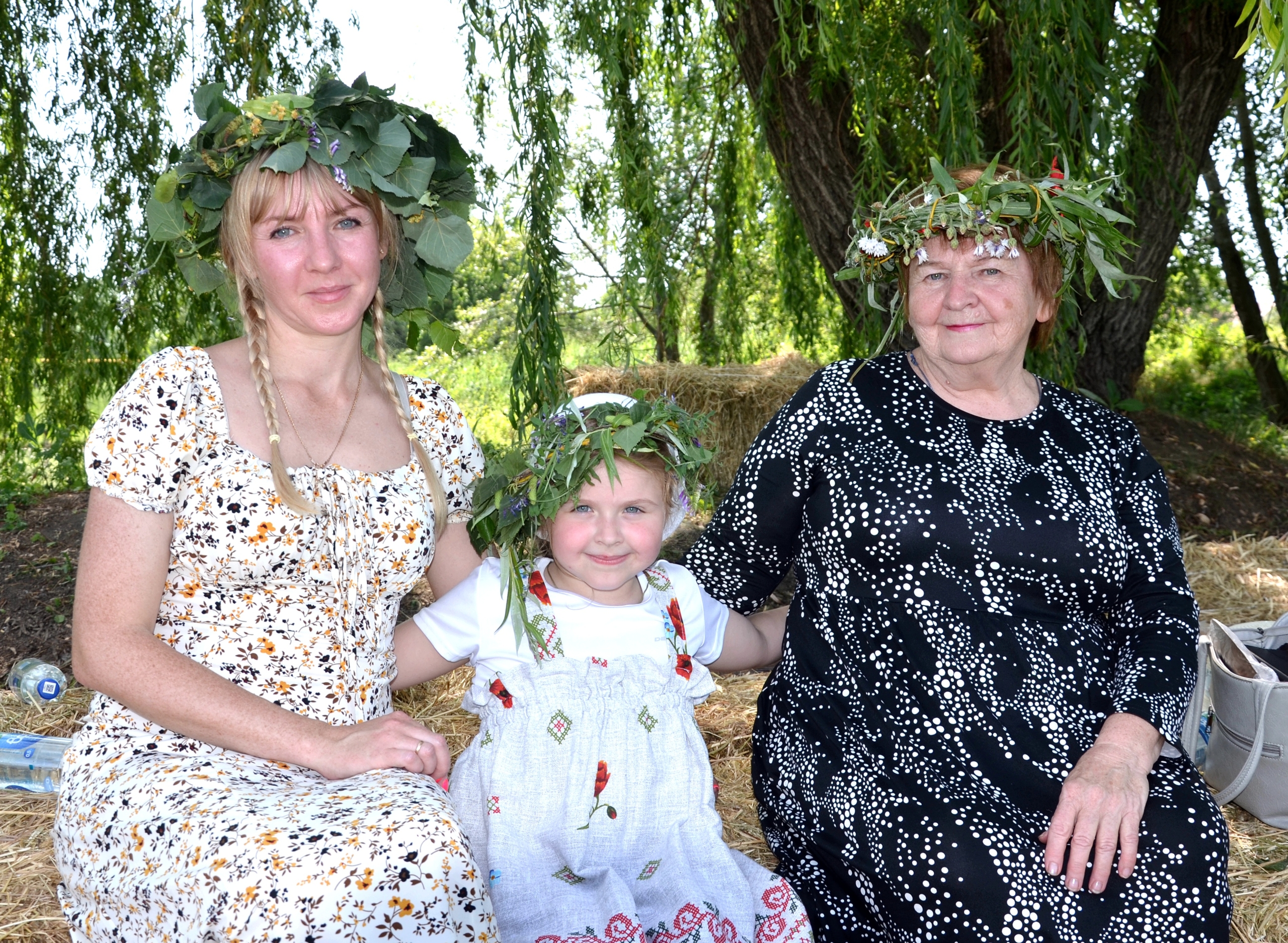 Вероника с мамой и бабушкой в венках