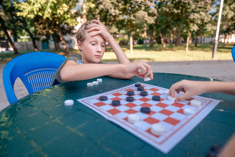 Мальчики играют в шашки