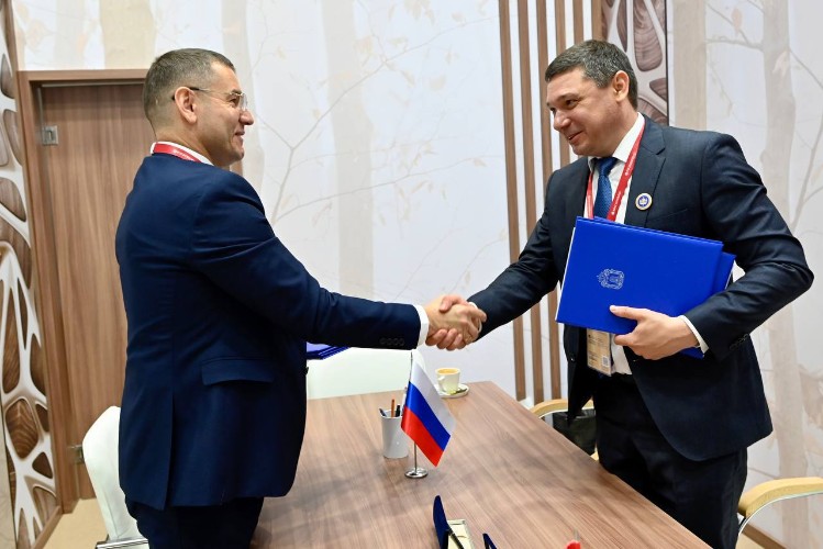 Сергей Косогор и Евгений Первышов пожимают друг другу руки после подписания соглашения о сотрудничестве