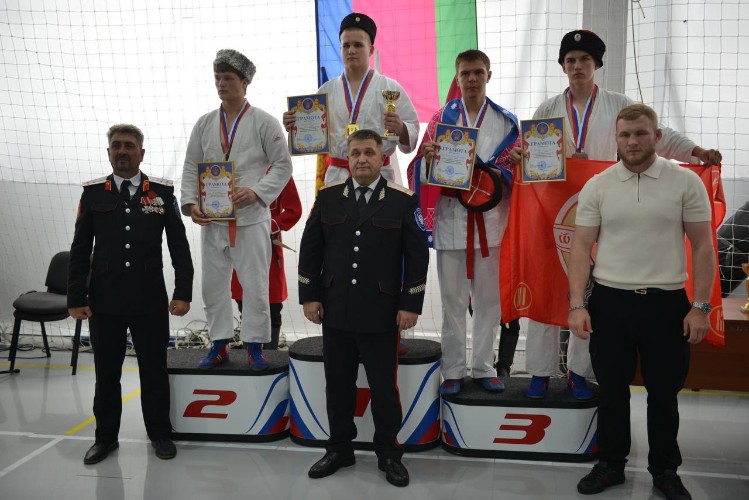 вице-губернатор Кубани, атаман Кубанского казачьего войска Александр Власов с победителями турнира
