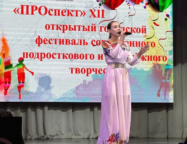 девушка поёт на сцене городского Дома культуры Усть-Лабинска