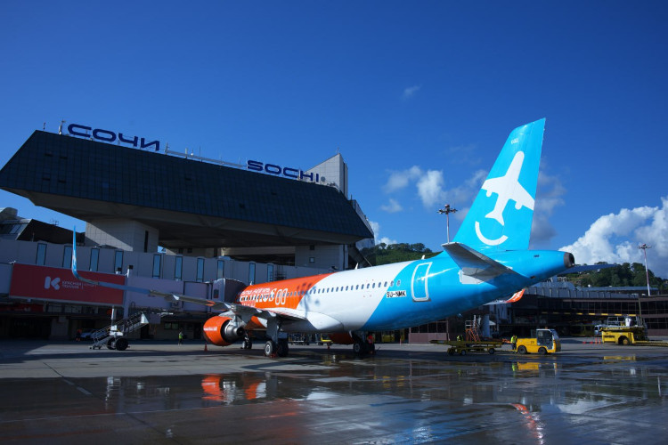 Самолёт авиакомпании Nesma Airlines на фоне аэровокзала международного аэропорта Сочи имени В.И. Севастьянова