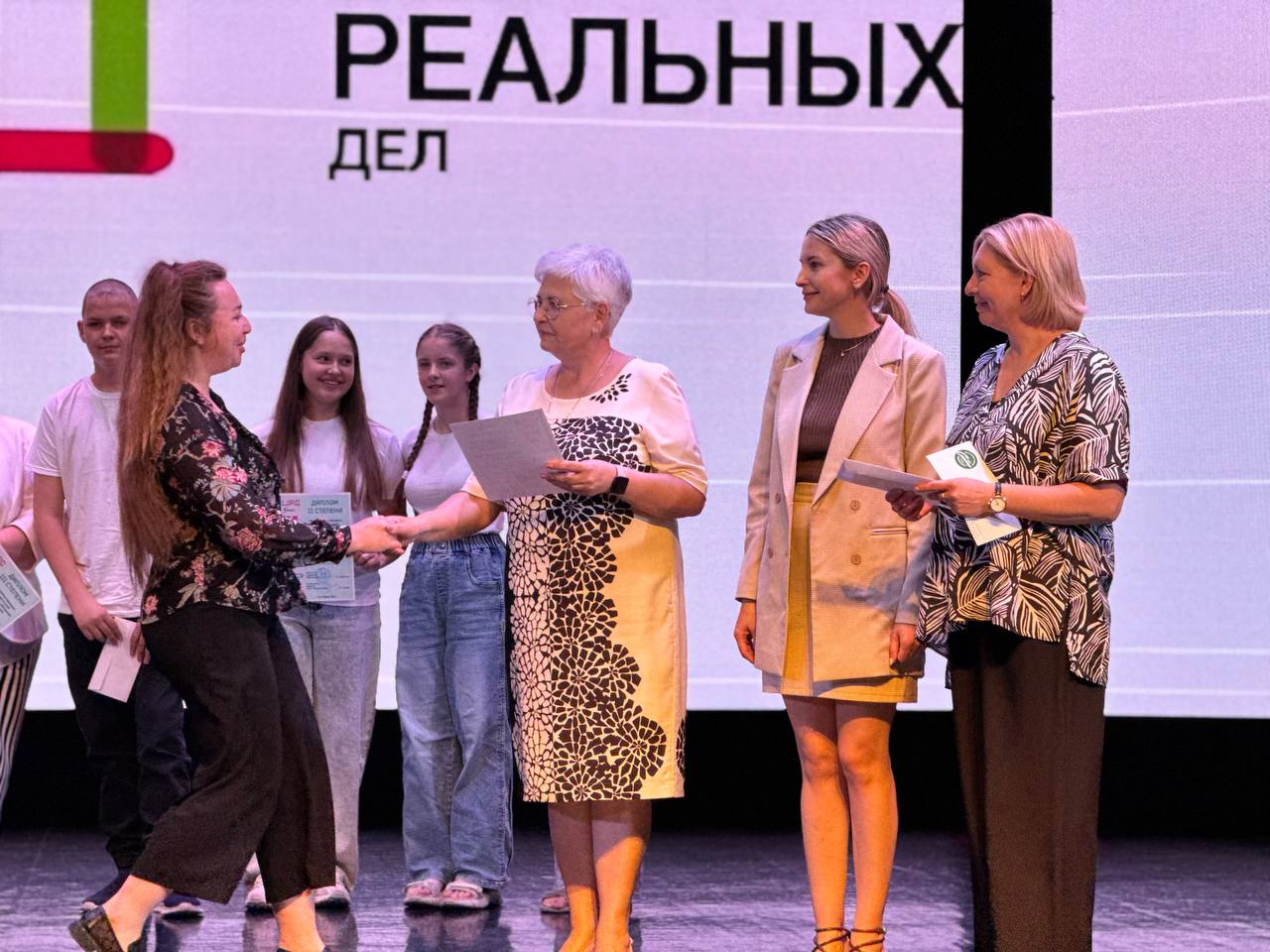 замначальника управления образования Усть-Лабинского района Наталья Тимонина и сотрудники ГК "Прогресс Агро" вручают конкурсантам награды