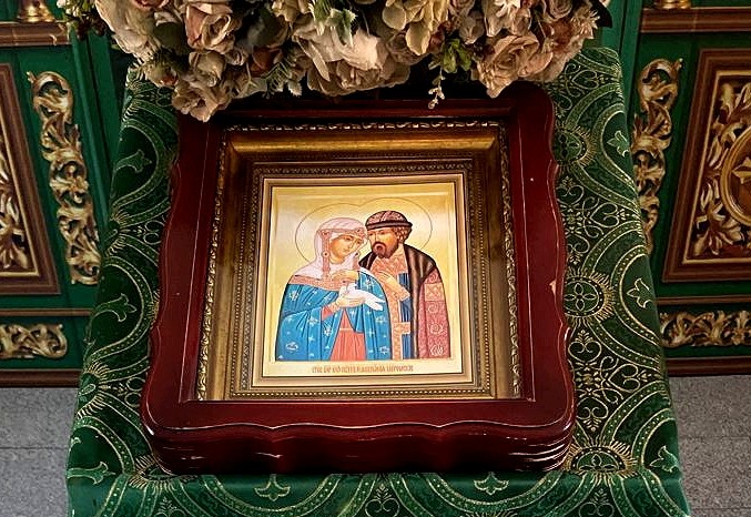 икона святых Петра и Февронии Муромских на аналое в Свято-Троицком храме Усть-Лабинска