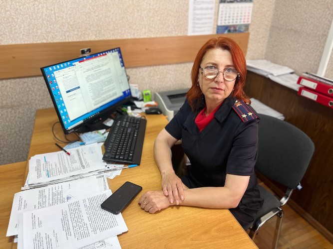 Начальник кадров Усть-Лабинского ОМВД Оксана Аржановская сидит за своим рабочим местом